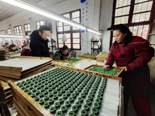 村支书七下广州带回工艺品公司,走不出村的妇女们找到工作了